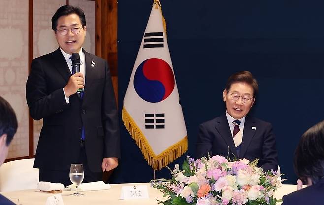 이재명 대통령이 지난 4일 오전 국회 사랑재에서 열린 국회의장과 정당대표와의 오찬에 참석해 박찬대 더불어민주당 원내대표 겸 당 대표 직무대행의 인사말을 듣고 있다.  사진=뉴스1