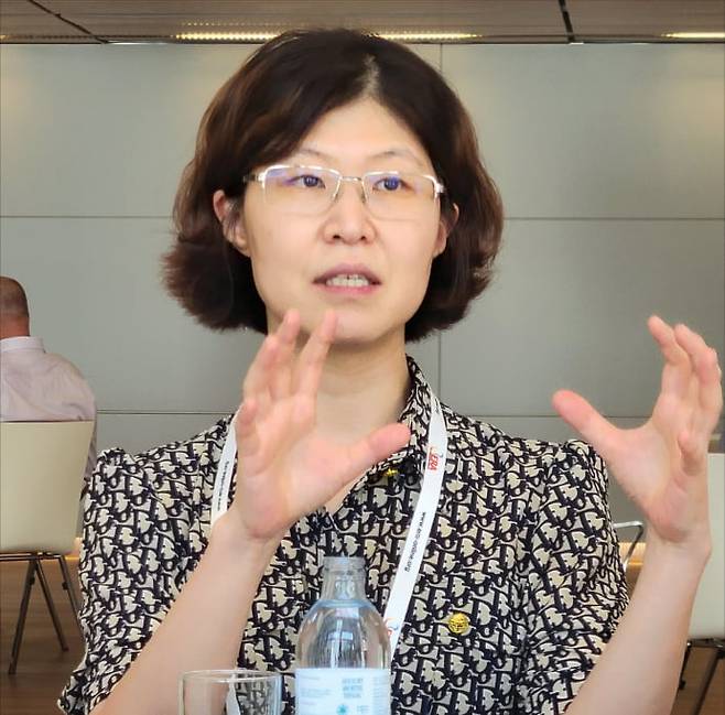 오스트리아 빈에서 열린 유럽신장학회(ERA) 현장에서 지난 5일 만난 이하정 서울대병원 신장내과 교수가 비정형 용혈요독증후군(aHUS) 환자를 치료할 때 마주하는 제도적 어려움에 대해 설명하고 있다.  삼성바이오에피스 제공