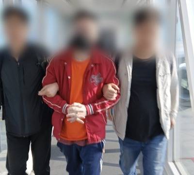 에콰도르에서 음란 사이트를 통해 아동·청소년 성착취물을 배포한 것으로 확인된 A씨(51)가12일 인천공항을 통해 국내로 송환됐다. 사진=법무부 제공