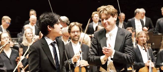 지난 5일 프랑스 파리에서 열린 파리 오케스트라 공연을 마치고 눈인사를 나누는 클라우스 메켈레(오른쪽)와 ﻿임윤찬﻿. /이진섭 아르떼 객원기자