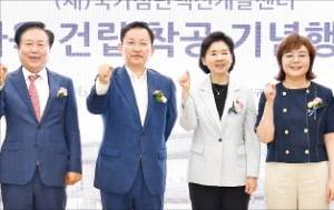 12일 경북바이오 2차산업단지에서 열린 국가첨단백신개발센터 착공식에 참석한 권기창 안동시장(왼쪽부터), 김형동 국회의원,  지영미 질병관리청장, 양금희 경상북도 부지사. /경상북도 제공