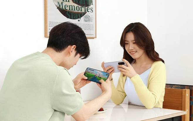 삼성전자 모델들이 ‘갤럭시 A36 5G’로 모바일 게임을 즐기고 있다. 사진=삼성전자 제공