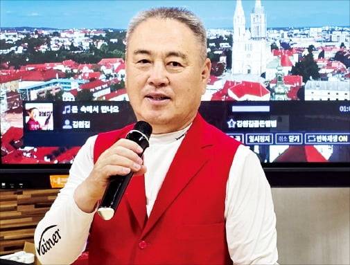 회사 휴게 공간에 설치된 노래방에서 노래를 부르고 있는 김원길 바이네르 대표. 그는 “노래는 에너지를 주는 귀한 선물”이라고 말했다.  /바이네르 제공
