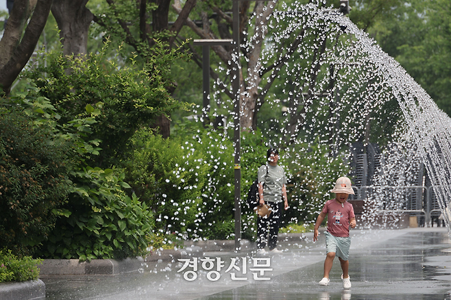 목요일인 12일 낮 최고기온은 23~32도로 예보됐다. 사진은 지난달 말 서울 광화문광장 분수 터널로 한 어린이가 지나가고 있는 모습이다. 김창길 기자