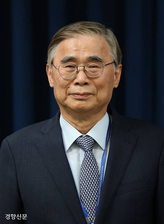 이종석 국가정보원장 후보자가 지난 4일 용산 대통령실 브리핑룸에서 이재명 대통령의 소개를 받고 있다. 김창길 기자