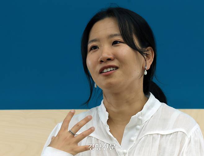 단편영화 <첫여름>으로 제78회 칸국제영화제 학생영화(라시네프) 부문 1등상을 수상한 허가영 감독이 11일 서울 경향신문사에서 인터뷰를 하고 있다. 서성일 선임기자