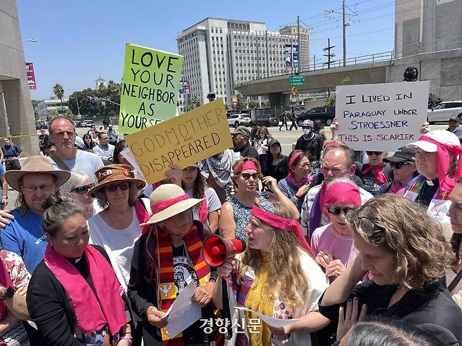 10일(현지시간) 미국 캘리포니아주 로스앤젤레스(LA) 도심의 메트로폴리탄 구금센터 앞에서 도널드 트럼프 행정부의 이민 단속에 항의하는 시위가 열리고 있다. 로스앤젤레스 | 김유진 특파원