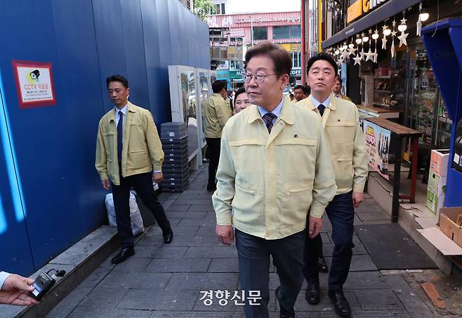 이재명 대통령이 12일 수해 대비 현장 점검을 위해 서울 서초구 환경부 한강홍수통제소 방문을 마친 후 이태원참사 사고현장을 찾아 골목을 살펴보고 있다. 김창길 기자