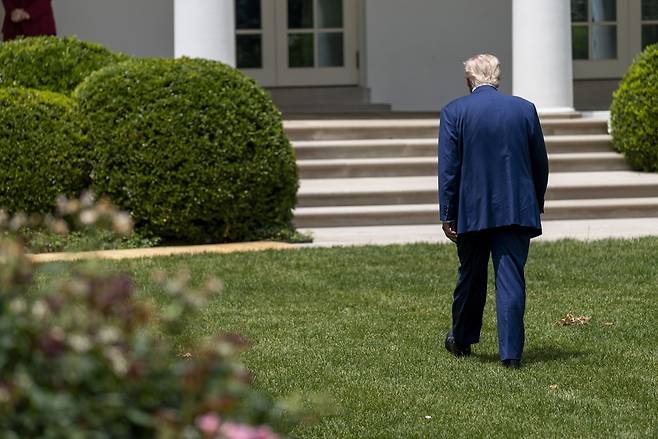 도널드 트럼프 미국 대통령이 워싱턴 D.C. 백악관 남쪽 잔디밭에서 ‘마린 원’에서 내린 후 장미 정원을 지나가고 있다. EPA