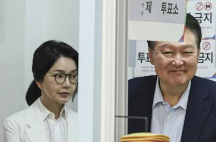 윤석열 김건희 부부가 21대 대통령 선거일인 지난 3일 서울 서초구 원명초등학교에 마련된 서초4동 제3투표소에서 투표하기 위해 줄을 서고 있다.  연합뉴스