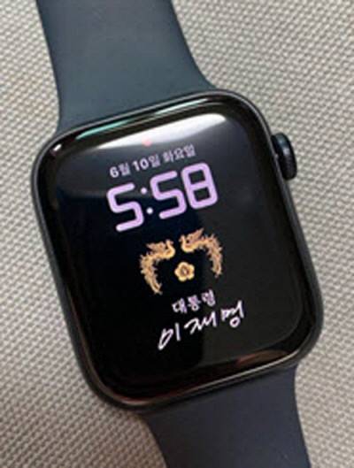 이재명 대통령 서명과 대통령 휘장을 활용해 한 시민이 직접 제작한 스마트워치 배경 화면. SNS 캡처