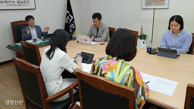 경향신문 독자위원들이 지난 4일 서울 정동 경향신문사 회의실에서 2025년 6월 정기회의를 하고 있다. 정효진 기자