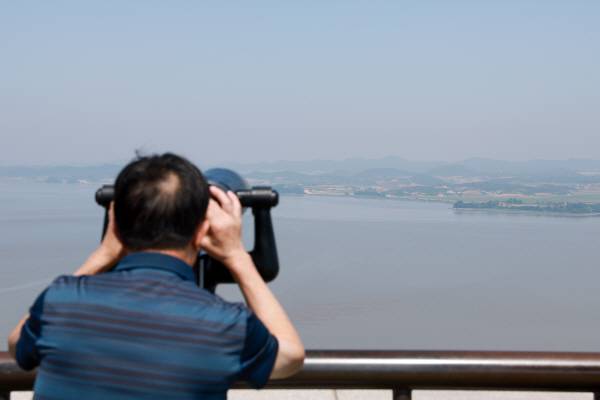 12일 경기도 파주시 오두산통일전망대를 찾은 시민이 북한 황해북도 개풍군 일대를 살피고 있다. 연합뉴스