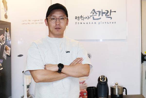 영화사 ‘손가락’ 이준상 대표가 지난 6일 부산 남구 대연동 사무실에서 ‘프로덕션 서비스’에 관해 설명한 뒤 포즈를 취하고 있다.  김태훈 기자