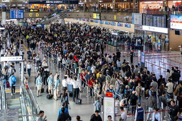 최근 김해공항 국제선청사에서 여행객이 탑승 수속을 기다리고 있는 모습. 국제신문DB
