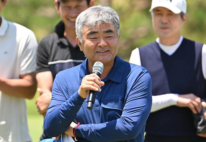 Herald Media Group Chairman Jung Won-ju gives a welcoming speech during a charity golf tournament held at Serenity Country Club in Cheongju, North Chungcheong Province, Wednesday. (Im Se-jun/The Korea Herald)