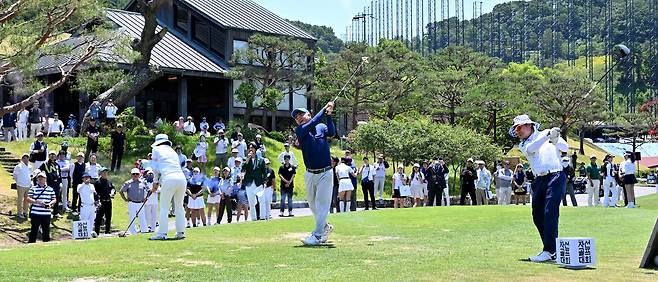 Herald Media Group Chairman Jung Won-ju (center) takes a tee shot during a charity golf tournament held at Serenity Country Club in Cheongju, North Chungcheong Province, Wednesday. (Im Se-jun/The Korea Herald)