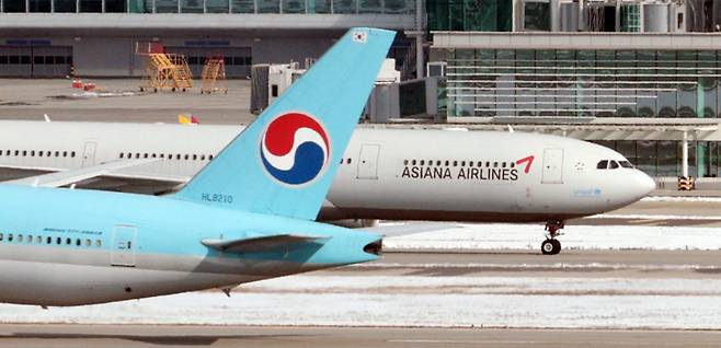 Korean Air and Asiana Airlines' planes are stationed at Incheon International Airport. [YONHAP]