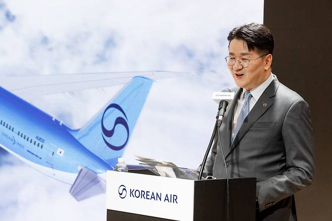 Walter Cho, CEO and chairman of Korean Air, introduces the company's new logo and livery during a press conference at the company’s headquarters in Gangseo District, western Seoul, on March 11. [KOREAN AIR]