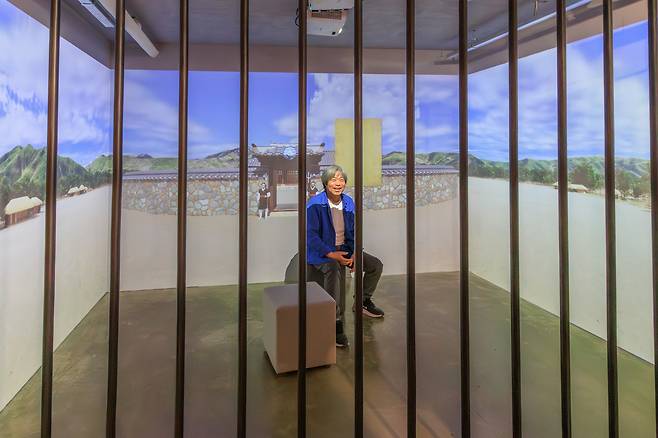 A person behind prison bars made of flexible material at Papillon Zip [JANGHEUNG COUNTY OFFICE]