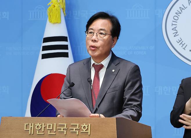 송언석 국민의힘 의원이 12일 서울 여의도 국회 소통관에서 원내대표 출마 선언을 하고 있다. 연합뉴