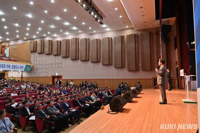 김태흠 충남지사가 지난해 5월 13일 민선8기 3년차 시군 방문 첫 일정으로 서천군을 찾아 문예의 전당 대공연장에서 도민과의 대화를 진행하고 있다.