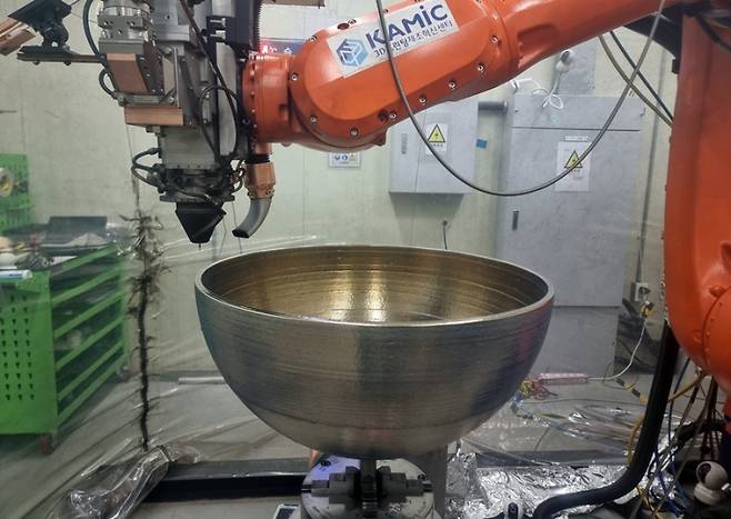 3D프린팅 완료 직후 티타늄 고압용기 반구. 한국생산기술연구원