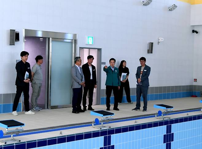 최기문 영천시장이 11일 ‘영천 국민체육센터’ 공사 현장을 찾아 진행 상황 등을 점검했다. 영천시청 제공