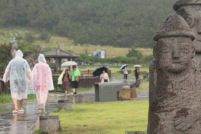 &nbsp;제주도에 이른 장마가 시작된 12일 오전 제주 서귀포시 대정읍 송악산을 찾은 관광객이 산책로를 걷고 있다.&nbsp;