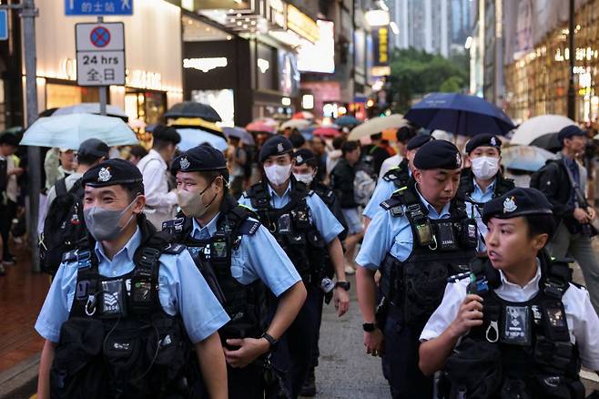홍콩 경찰들이 톈안먼사태 36주년인 지난 4일 빅토리아 파크 주변을 순찰하고 있다. 로이터연합뉴스