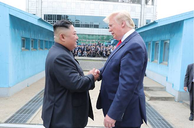 2019년 7월 판문점에서 만난 도널드 트럼프(오른쪽) 미국 대통령과 김정은 북한 국무위원장. 노동신문