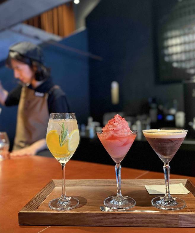 왼쪽부터 스타벅스 리저브 도산의 화이트 모스카토 상그리아와 딸기 레몬 보드카 블렌디드, 시트러스 콜드 브루 마티니. 스타벅스 제공