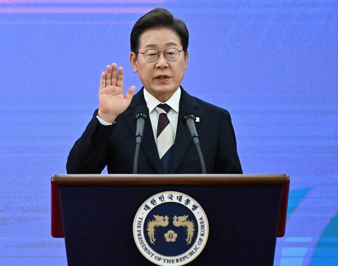 이재명 대통령이 지난 4일 국회에서 열린 제21대 대통령 취임선서식에서 오른손을 들고 취임 선서를 하고 있다. 국회사진기자단