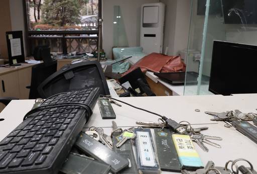 윤석열 대통령이 내란 우두머리 혐의로 구속되자 일부 윤 대통령 지지자들이 서울 서부지방법원 내부로 난입해 불법 폭력 사태를 일으킨 지난 1월 19일 오후 서부지법 내부의 한 사무실과 집기류 등이 파손돼 있다. 연합뉴스