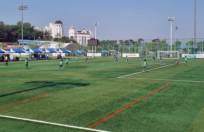 지난달 열린 제131주년 동학농민혁명기념 전국 유소년 축구 페스티벌에서 참가자들이 운동장에서 공을 차고 있다. 정읍시 제공.