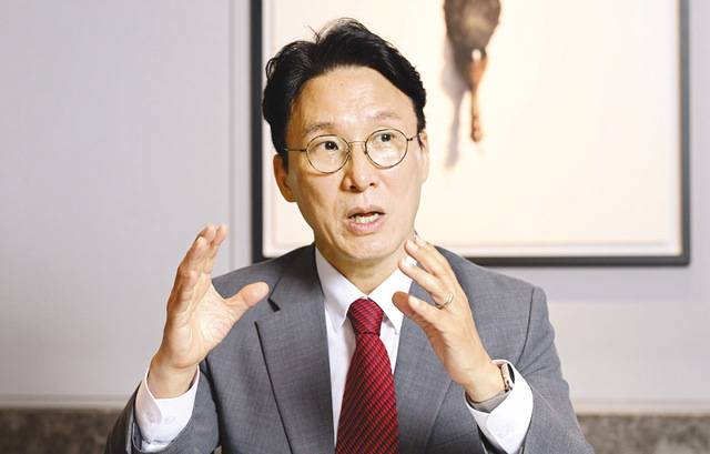 김민석 국무총리 후보자가 12일 서울 모처에서 국민일보와 인터뷰하고 있다. 김 후보자는 이재명 대통령과의 소통과 관련해 “늘 그래왔듯이 수시로 말씀드리고 논의하겠다”고 말했다. 권현구 기자