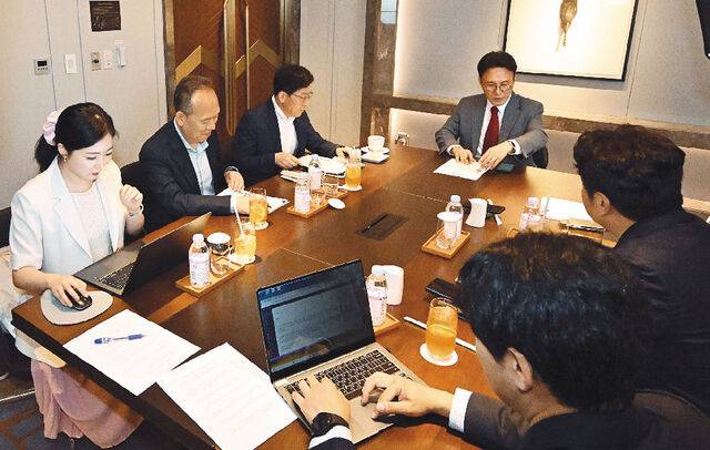 김민석 국무총리 후보자가 12일 서울 모처에서 국민일보와 인터뷰하고 있다. 김 후보자는 “(임명 절차가 완료되면) 지금은 대통령이 외교와 통상에 신경을 써야 하는 시기라 이를 뒷받침하며 꼼꼼하게 챙기려 한다”고 말했다. 권현구 기자