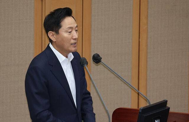 오세훈 서울시장이 11일 서울 중구 서울시의회에서 열린 제331회 정례회 시정질문에 참석, 토지거래허가제와 관련한 질문에 답하고 있다. 연합뉴스