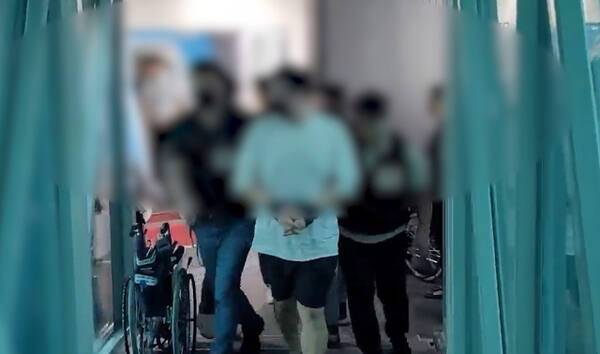 경찰이 A씨를 국내로 송환하는 모습. 경기남부경찰청 제공