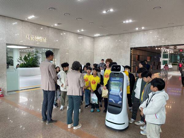 수원시청 청사 로비에 비치돼 청사 안내, 베테랑 공무원 호출 등을 맡고 있는 AI 자율주행 로봇. 수원시 제공