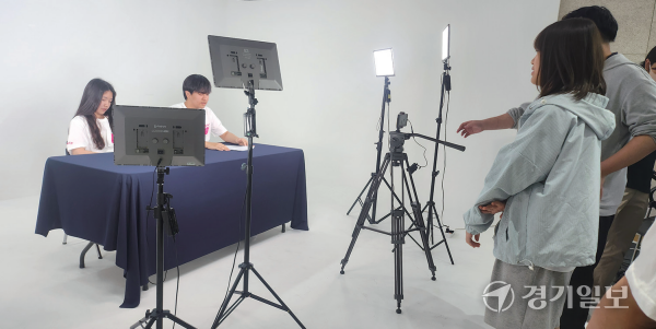 광명청소년수련원 온마을캠퍼스에서 수강생들이 실습을 하고 있다. 박화선 기자