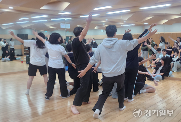 광명청소년 수련원 온마을캠퍼스에서 수강생들이 공연 연습을 하고 있다. 박화선 기자