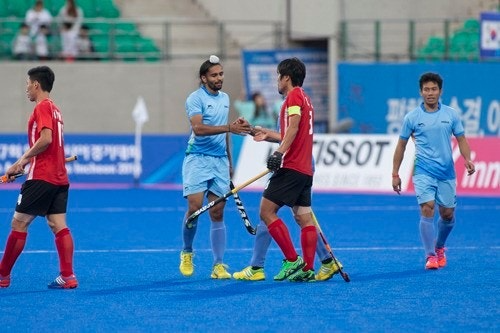 2014년 인천 아시안게임에서 대한민국과 인도 하키 선수들이 경기 후 악수를 나누는 모습.