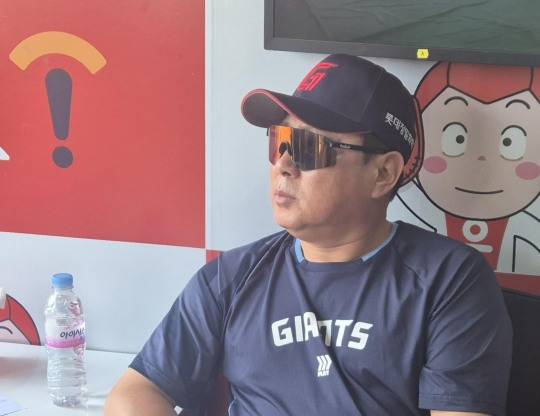 인터뷰하는 롯데 김태형 감독. 사진[연합뉴스]