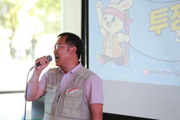 ▲전준형 언론노조 YTN지부장이 12일 YTN 사옥 로비에서 열린 파업 결의대회에서 발언하고 있다. 사진=언론노조 YTN지부