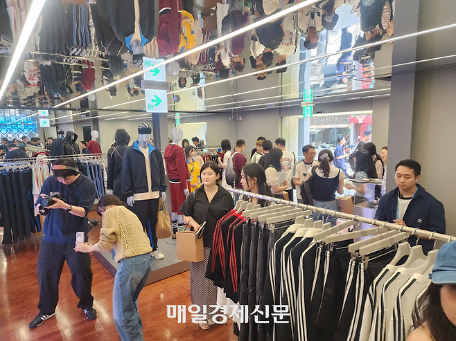 11일 오후 서울 강남구 도산공원 인근 ‘아디다스 오리지널스 도산 플래그십 스토어(adidas Originals Dosan Flagship)’에서 미디어 행사가 진행되고 있다. [사진=김금이 기자]