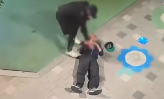 40대 무직 남성 A씨가 고엽제 후유증으로 거동이 불편한 70대 참전용사 B씨를 바닥에 패대기친 후 주머니를 뒤져 돈을 갈취하고 있다. [사진 출처 = 채널A 보도화면 캡처]