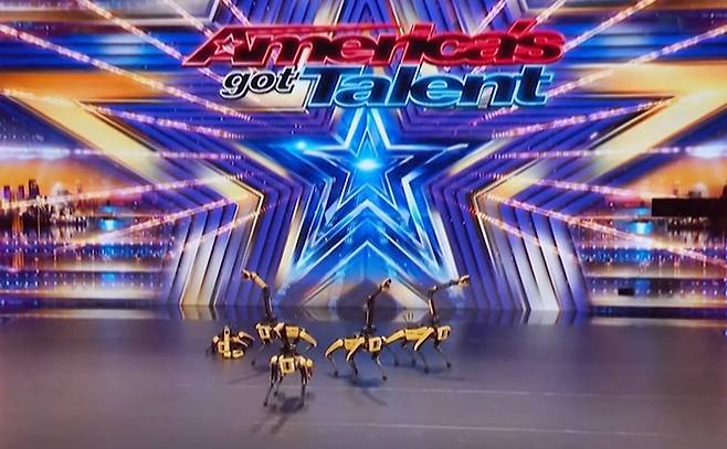 10일 방송된 미국 TV쇼 ‘아메리카 갓 탤런트’에서 보스턴다이나믹스 스팟이 노래에 맞춰 안무를 선보이고 있다. [이미지 출처= America’s Got Talent 유튜브 채널]