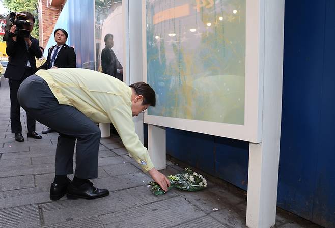 이재명 대통령이 12일 수해 대비 현장 점검을 위해 서울 서초구 환경부 한강홍수통제소 방문을 마친 후 이태원참사 사고현장을 찾아 헌화하고 있다. 김호영기자