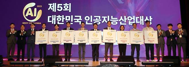 12일 서울 강남구 코엑스에서 열린 '제5회 대한민국 인공지능산업대상' 시상식에서 수상 기업 관계자들과 시상자들이 기념촬영을 하고 있다. 왼쪽부터 김득중 정보통신산업진흥원 부원장, 양승현 한국인공지능산업협회장, 이정우 스마트레이더시스템 이사, 이세연 모비젠 부사장, 김낙영 뉴엔에이아이 이사, 김우승 크라우드웍스 대표, 전경헌 사이냅소프트 대표, 박문원 엠아이큐브솔루션 대표, 강정석 에이젠글로벌 대표, 김득화 펀진 대표, 김병수 시어스랩 이사, 장하영 써로마인드 대표, 손현덕 매일경제 대표, 엄열 과학기술정보통신부 정보통신정책관, 손승현 한국정보통신기술협회장.  이승환 기자